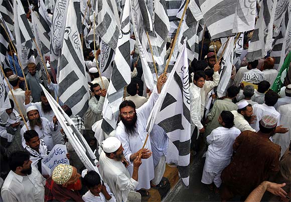 Supporters of the Jamaat-ud-Dawa take part in a rally