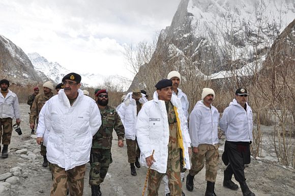 Pak army chief Kayani inspects rescue operation at Siachen