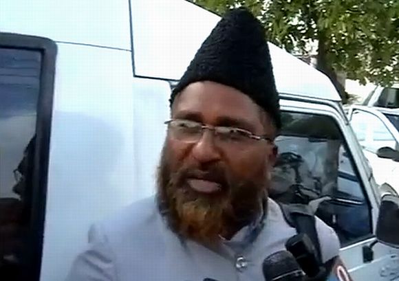 A video grab showing Mufti Shameem Kazmi speaking to mediapersons after he stormed out of the Team Anna meeting in Noida on Sunday