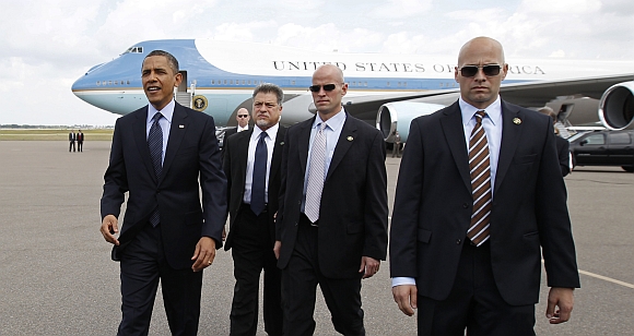 US President Barack Obama walks with Secret Service agents by his side