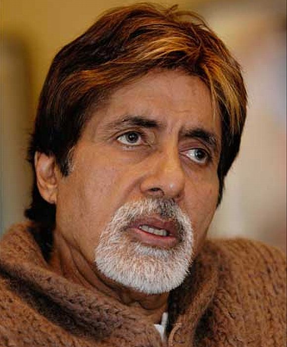 There is no anger, says Bachchan about Gandhis