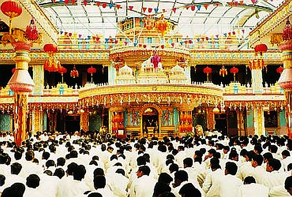 Devotees throng Prashanthi Nilayam, Sai Baba's ashram, in Puttaparthi
