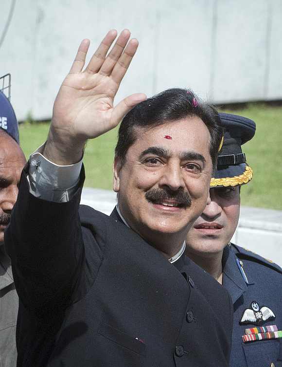 Pakistan's Prime Minister Yousuf Raza Gilani waves after arriving at the Supreme Court in Islamabad