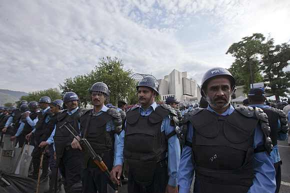 Police in riot gear stand guard outside the Pakistan Supreme Court