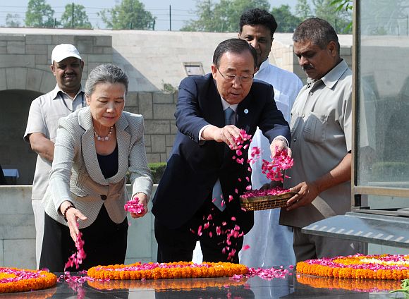 UN Secretary General Ban Ki-moon paying floral tributes at the samadhi of Mahatma Gandhi, at Rajghat, in Delhi on April 27