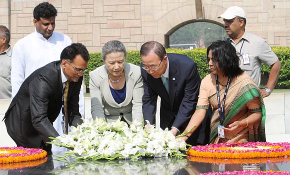 UN Secretary General Ban Ki-moon laying wreath at the samadhi of Mahatma Gandhi, at Rajghat, in Delhi