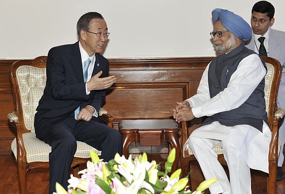 Ban Ki-moon speaks with Prime Minister Manmohan Singh during their meeting in New Delhi