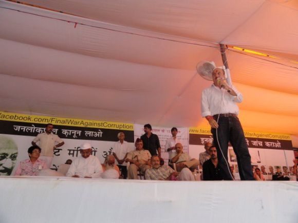 Anupam Kher addressing Team Anna's supporters at Jantar Mantar on Thursday