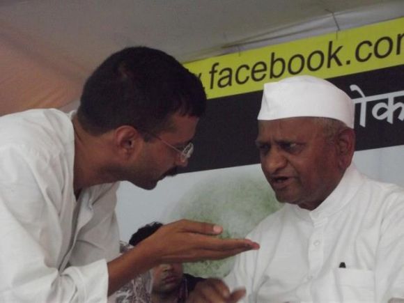 Anna Hazare listens to Kejriwal during their ongoing indefinite anti-graft fast in New Delhi