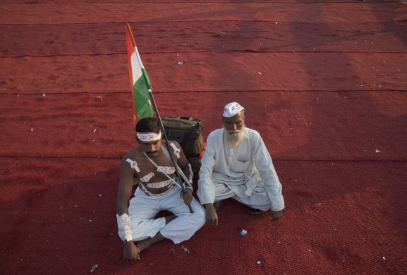 A few supporters at the venue of Anna Hazare's three-day fast sit at the Bandra-Kurla Complex grounds in Mumbai December 28, 2011