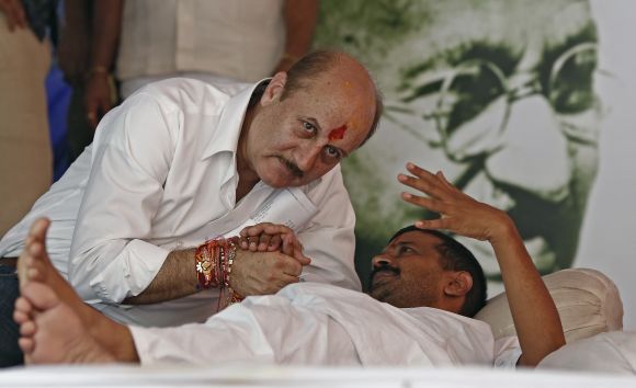 A fasting Kejriwal speaks to Anupam Kher in Jantar Mantar on Thursday