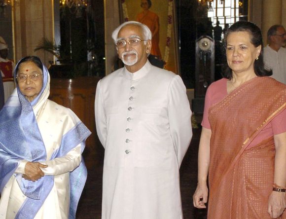 Hamid Ansari flanked by former President Pratibha Patil and Congress president Sonia Gandhi