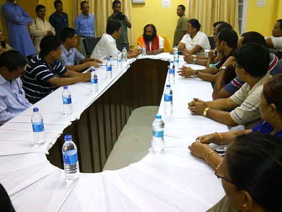 Sri Sri Ravi Shankar meeting representatives of various Bodo organisations at the Kokrajhar Circuit House