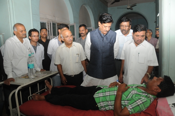 Maharashtra Chief Minister Prithviraj Chavan visits the injured victims of Mumbai's violence