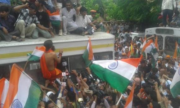 Ramdev cries foul after arrest during Parliament march