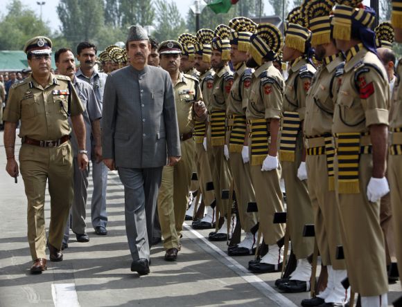 Ghulam Nabi Azad inspects the guard of honour