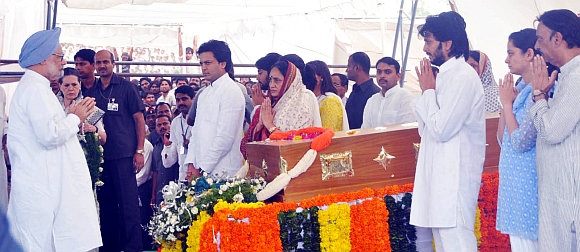 Prime Minister Manmohan Singh pays tribute to Deshmukh. Also seen are Deshmukh's widow  Vaishali and his sons Amit and Riteish