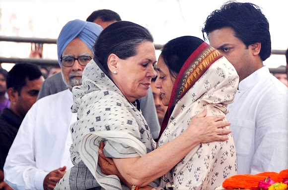 Congress President Sonia Gandhi condoles Deshmukh's widow Vaishali