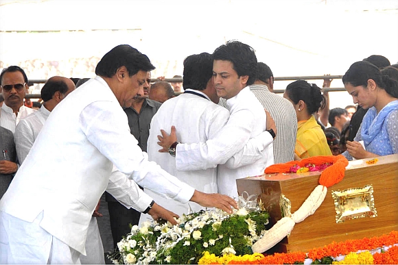 Maharashtra CM Prithviraj Chavan pays his final respects to Deshmukh