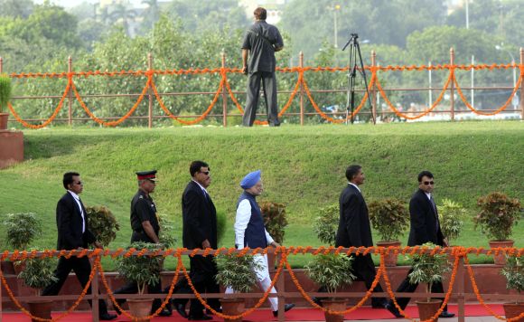 Prime Minister Manmohan Singh surrounded by security personnel at the Red Fort.