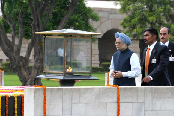 Dr Singh visits Rajghat on occasion of 66th Independence Day