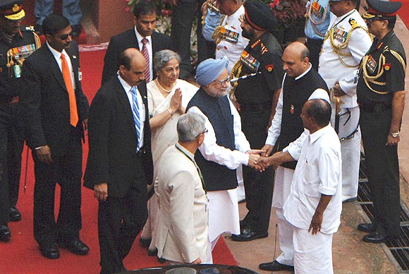 PM and his wife Gursharan Kaur being received by Defence Ministeri A K Antony on his arrival at Red Fort