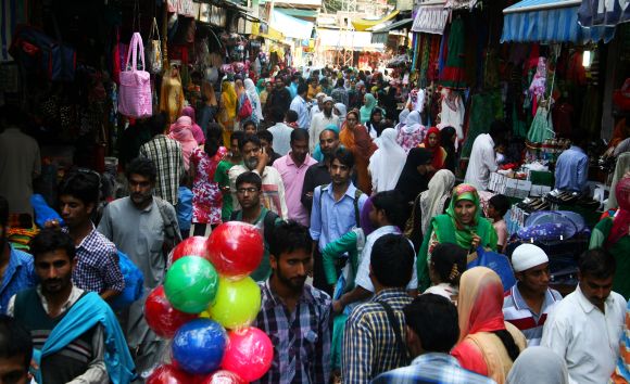 Heavy rush seen at a market in Srinagar on Saturday ahead of Eidul-Fitr celebrations