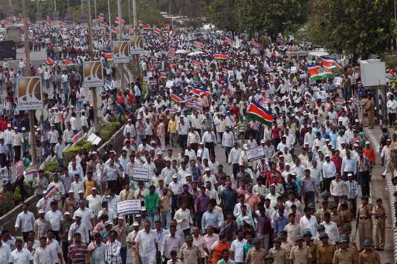 MNS supporters head to Azad Maidan to hear Thackeray's speech