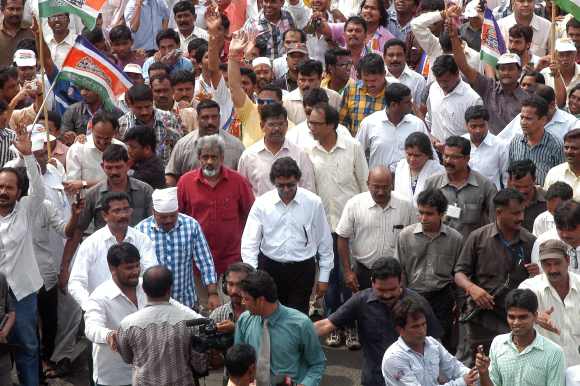 Thackeray leads the protest from Girgaum Chowpatty to Azad Maidan