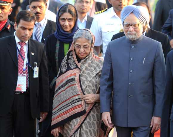 Prime Minister Dr Manmohan Singh and his wife Gursharan Kaur arrived at Mehrabad International Airport, to attend the Non-Aligned Movement Summit, in Tehran, Iran on August 28
