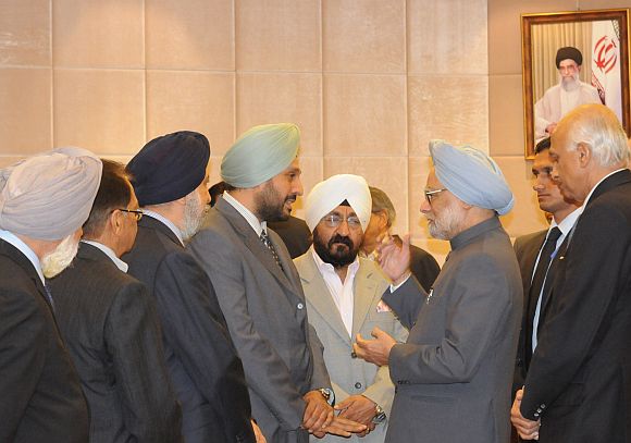 Prime Minister Manmohan Singh interacts with representatives of the Indian community in Tehran, August 29