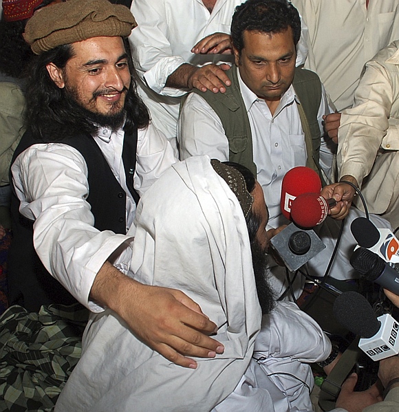 Pakistan Taliban commander Hakimullah Mehsud (left) is seen with his arm around Taliban chief Baitullah Mehsud during a news conference in South Waziristan in this May 24, 2008 photo