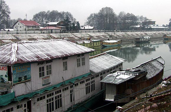 Kashmir wakes up to a snowy surprise