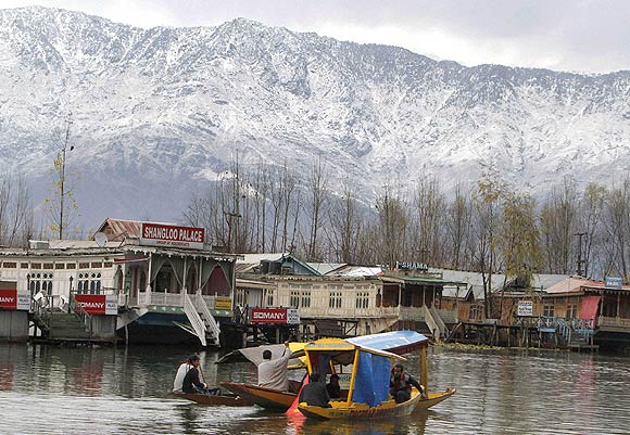 Kashmir wakes up to a snowy surprise