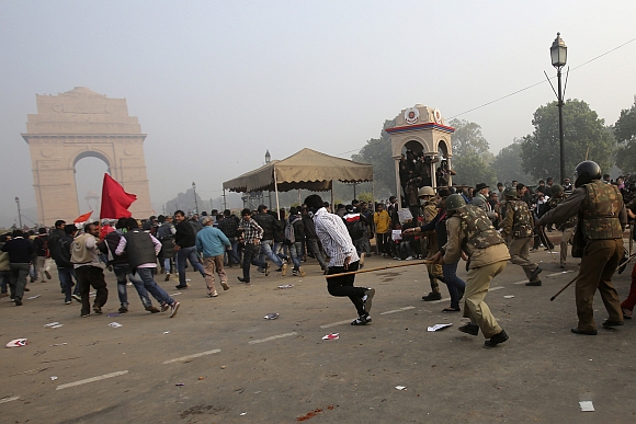 Delhi police charge at demonstrators at India Gate with lathis on Sunday