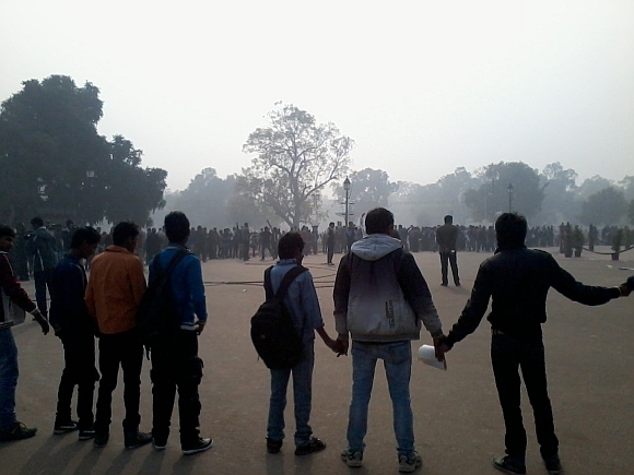 Protestors form a human chain near India Gate