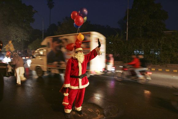 IN PHOTOS: World immersed in Christmas fervour