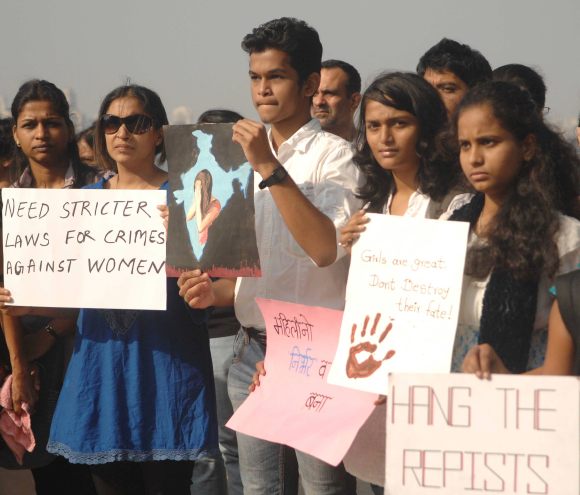 Students join the protest against Delhi gangrape in Mumbai