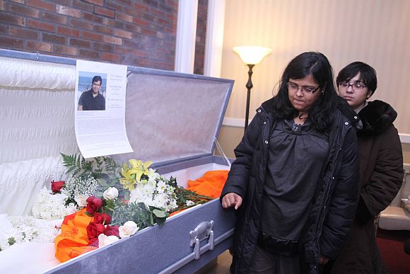Sohinee Chatterjee and Lopamudra Ghosh, Sen's two cousins from New Jersey, pay their respects