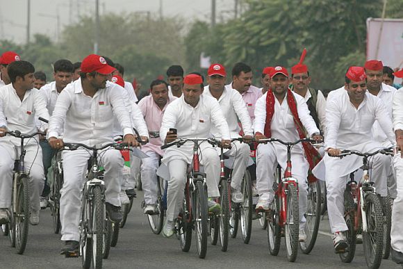 Akhilesh Yadav raking part in cycle rally with his supporters