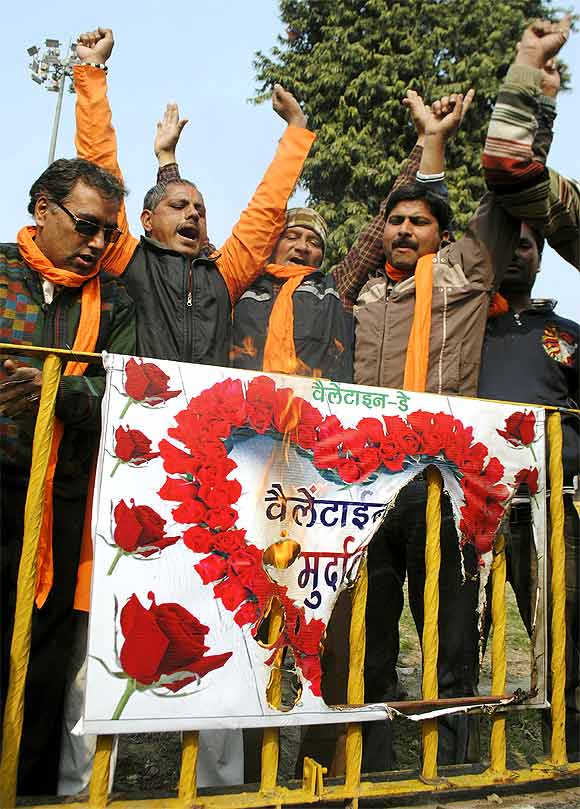 Shiv Sena, MNS to woo young voters on V-Day