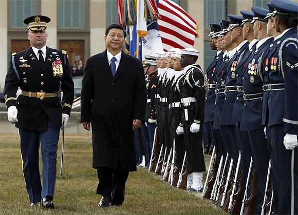 Xi Jinping reviews the honor guard during an arrival ceremony at the Pentagon in Washington