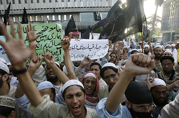 Islamic students chant anti-government slogans during a rally organized by Tehrik-e-Taliban
