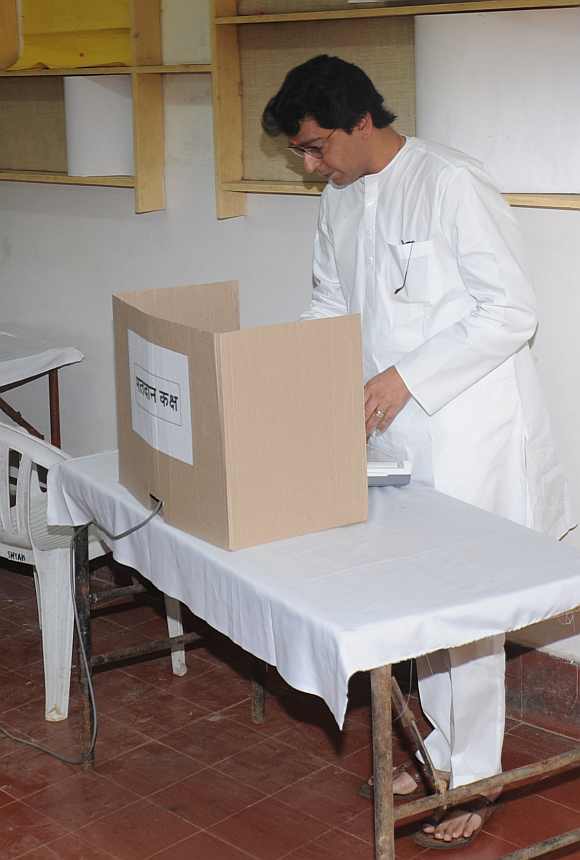 MNS chief Raj Thackeray casts his vote in Mumbai