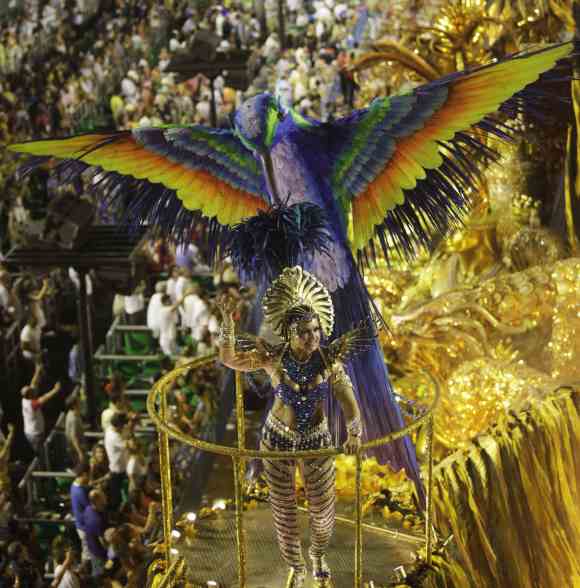Sizzling dancers spice up Brazil carnival