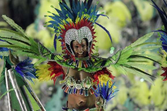 Sizzling dancers spice up Brazil carnival