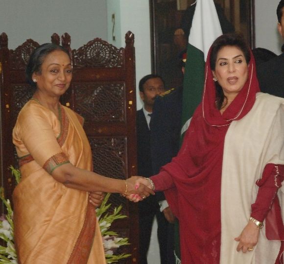 Meira Kumar shakes hand with Fehmida Mirza at the Pakistan national assembly in Islamabad