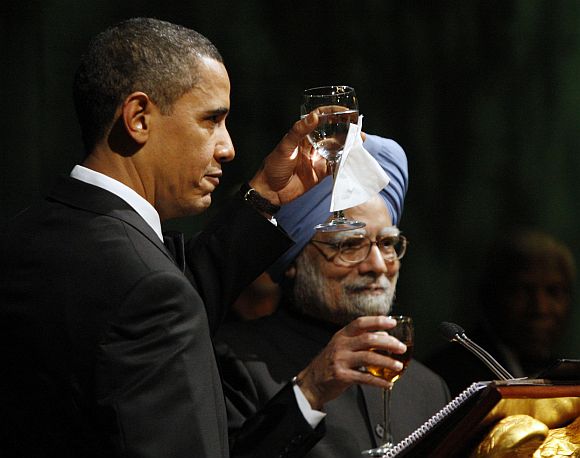 US President Barack Obama and PM Singh make a toast during a state dinner at the White House, on November 24, 2009.