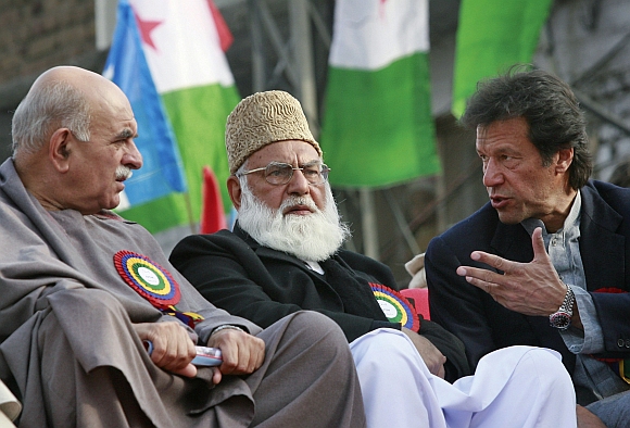 Leaders of the opposition, All Parties' Democratic Movement, Imran Khan (R), Mehmood Khan Achakzai (L) and Qazi Hussain Ahmed talk during a rally in Rawalpindi.