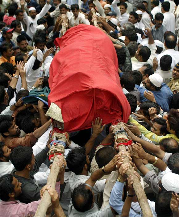 Relatives and family friends carry for burial the body of slain Ishrat Jahan